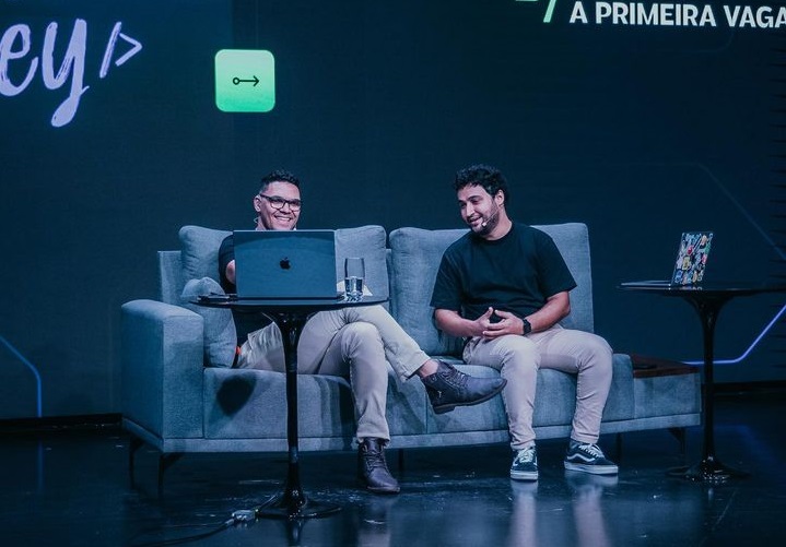 Rodrigo e Mayk apresentando o evento Jornada do 0 à Primeria Vaga